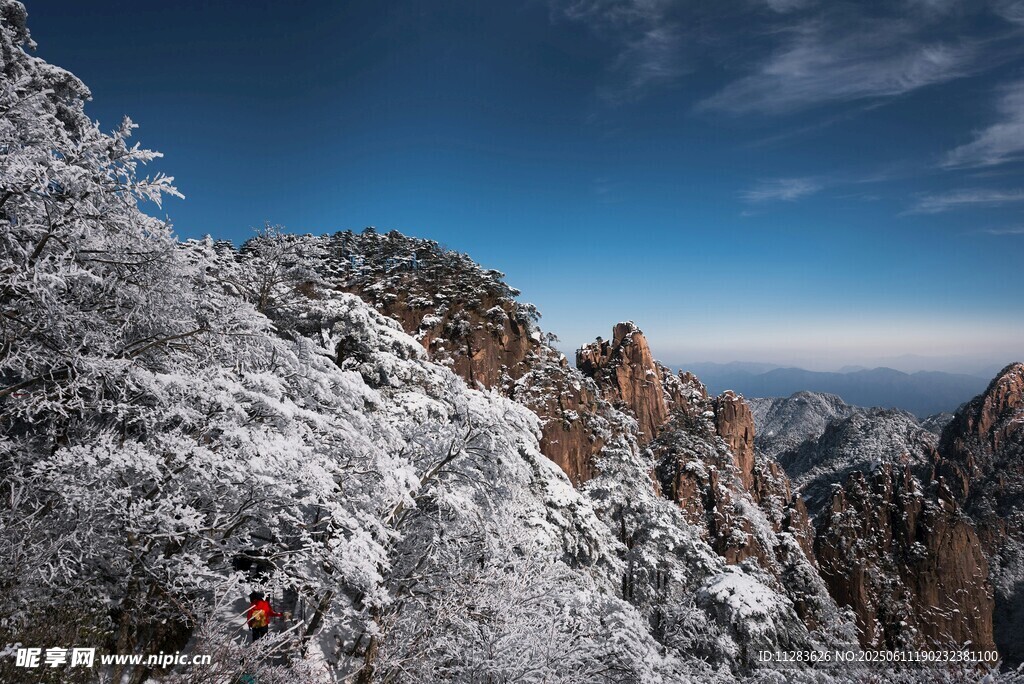 雪覆山峦美景