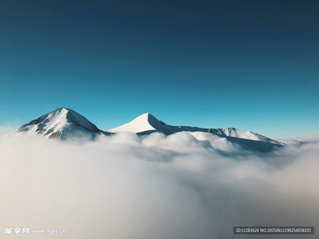 云海之上的巍峨雪山
