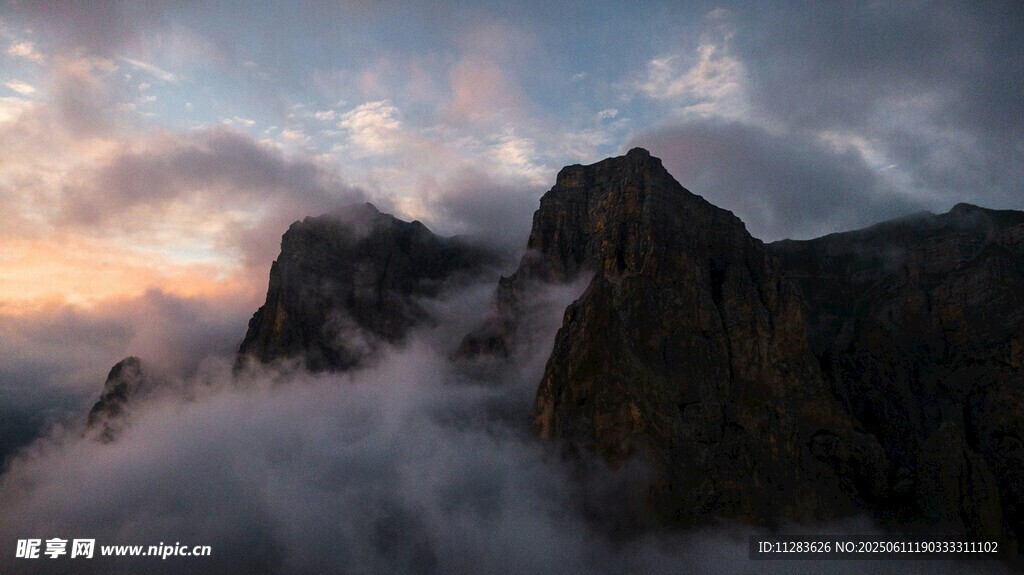 云雾缭绕的壮丽山峰