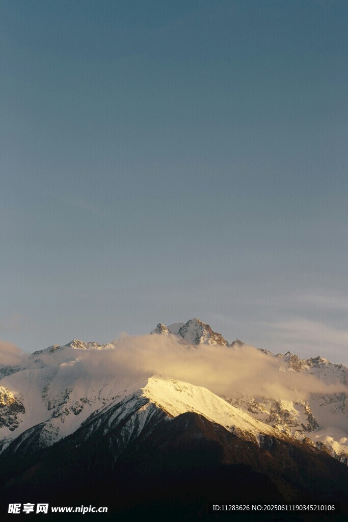雪山晨曦美景