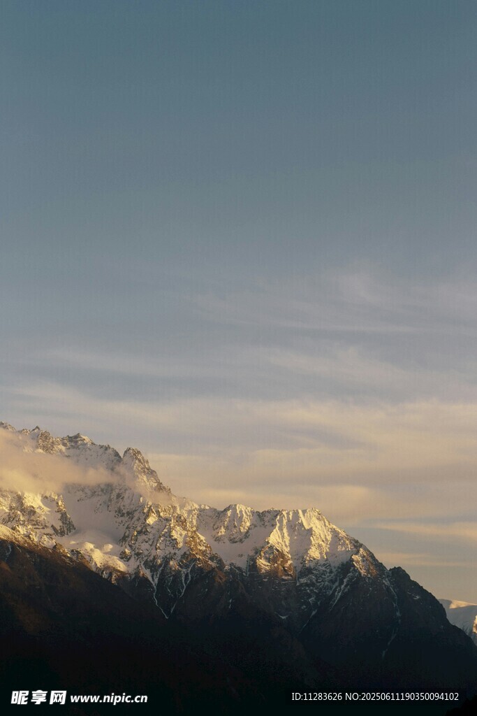 壮丽雪山日出美景