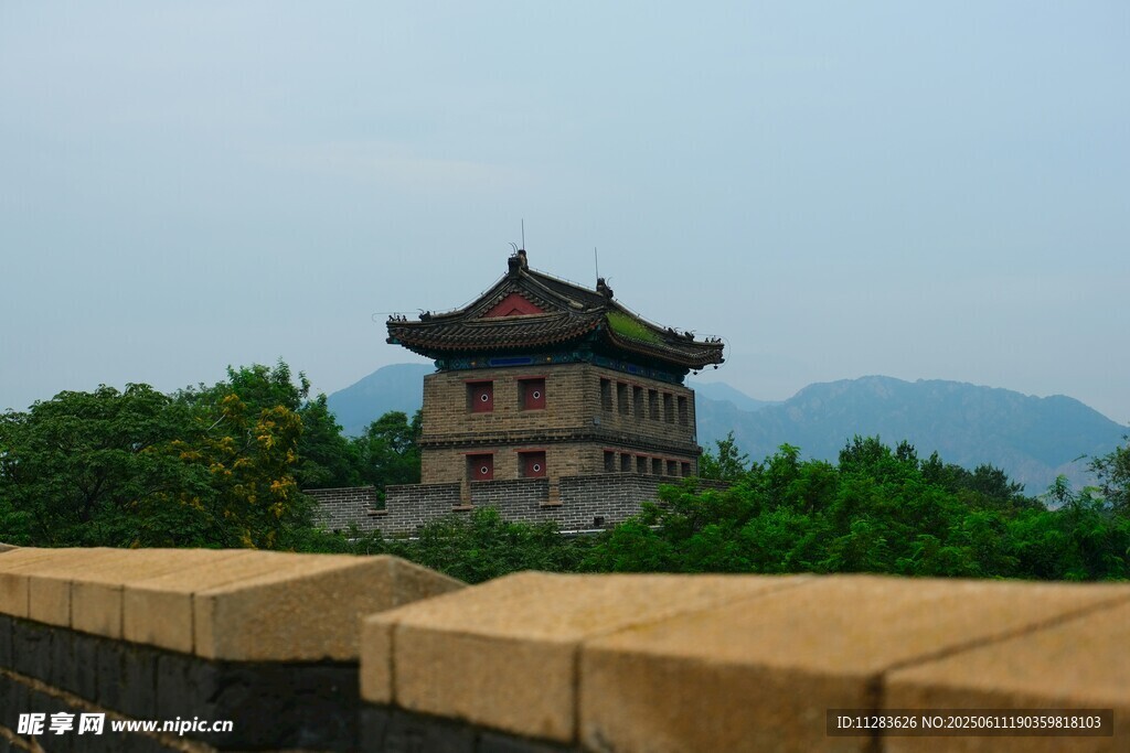 古城楼远眺青山