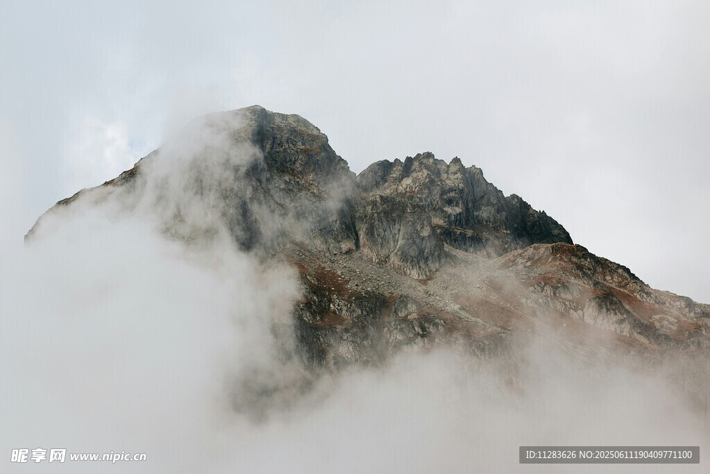 云雾缭绕的巍峨山峰