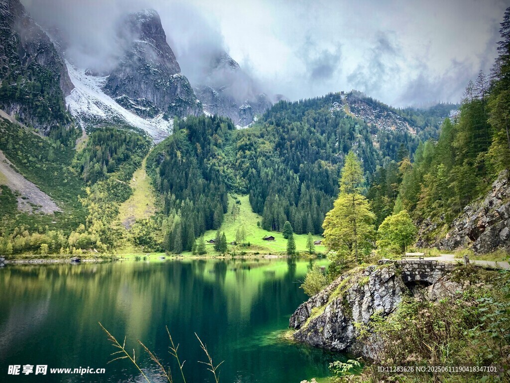 云雾缭绕之景