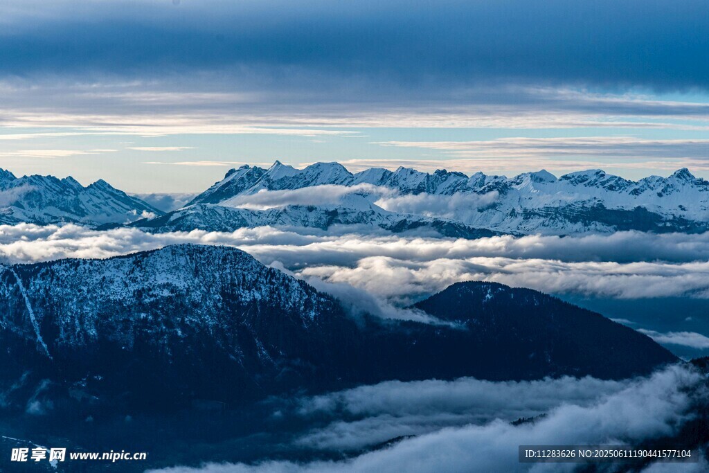 壮丽雪山云海景观