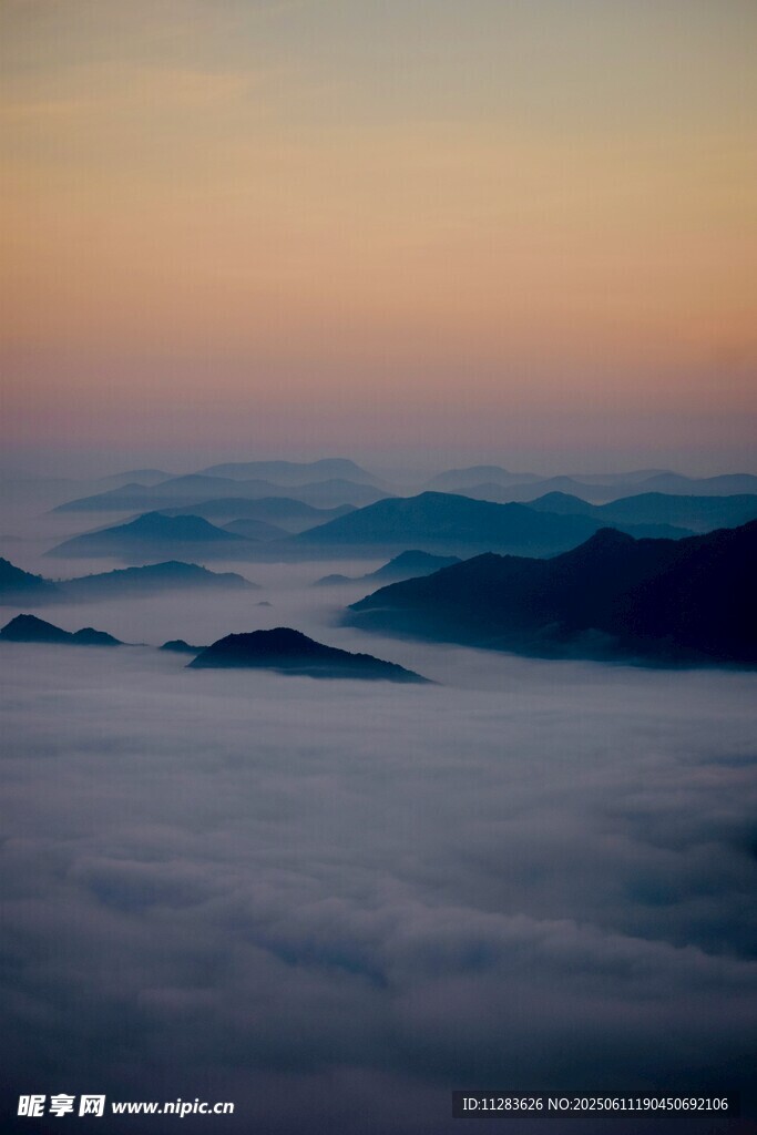 云海中的山峦日出美景