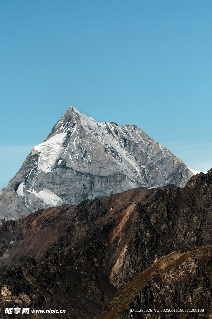 巍峨雪山壮丽景观