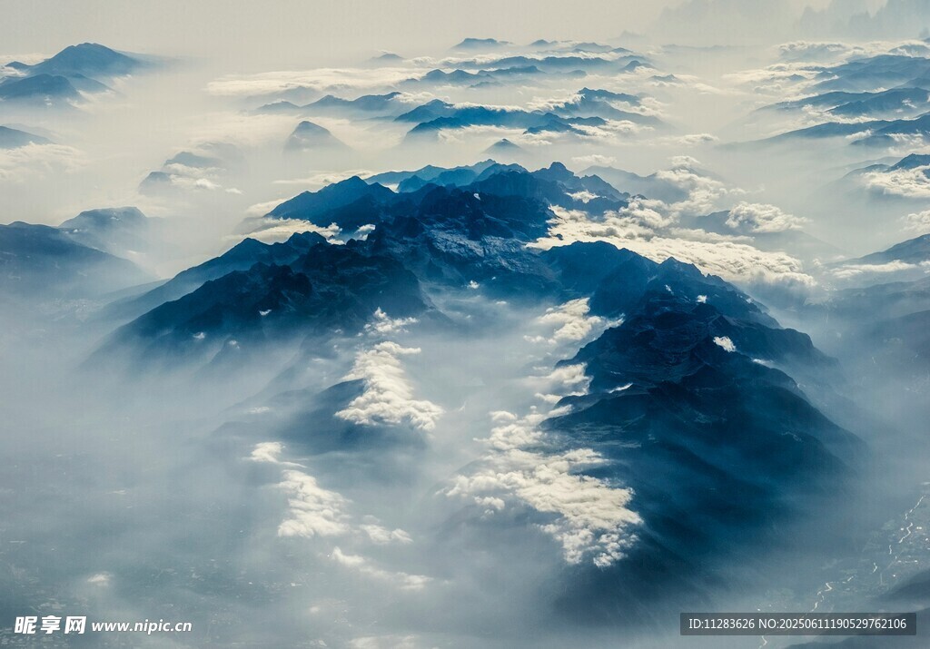 空中俯瞰云雾缭绕的山峦