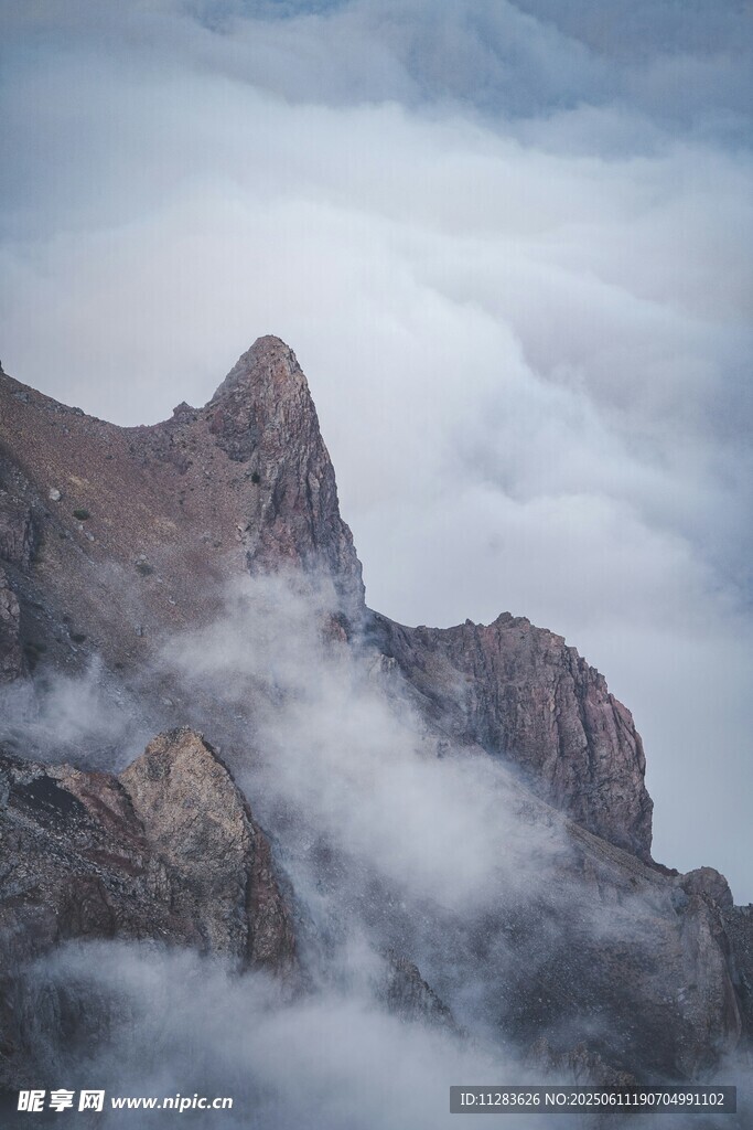 云雾缭绕的壮丽山峰