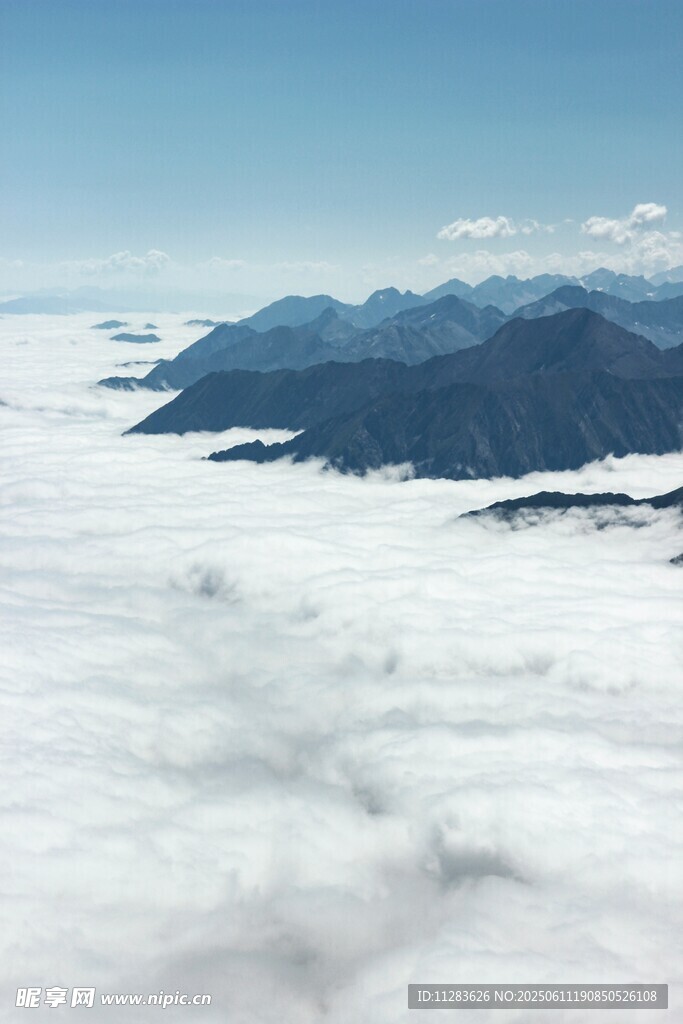 云海之上的壮丽山峦