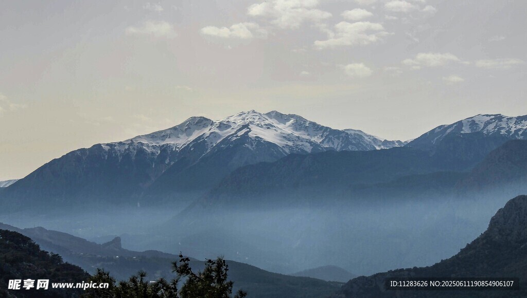 雪山云海壮丽山景