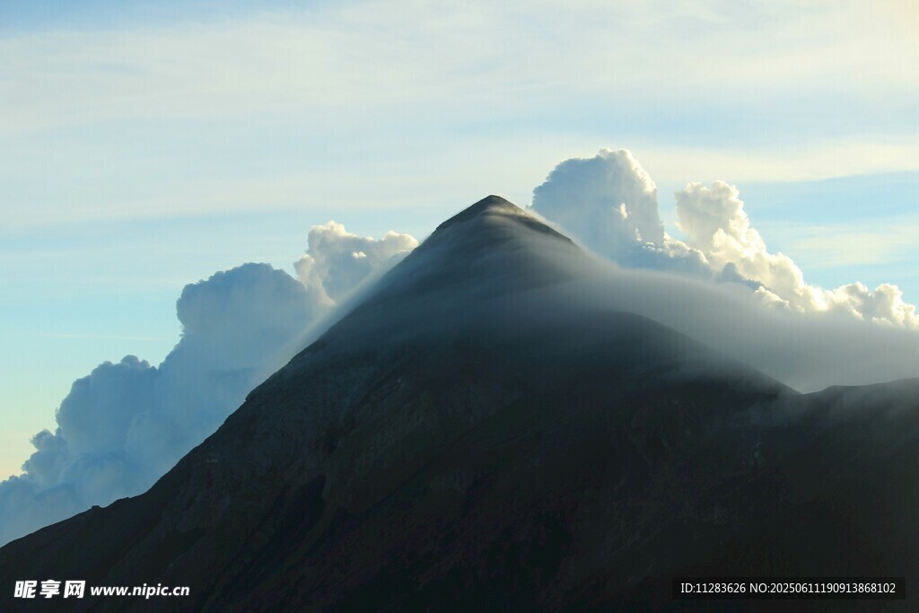 云雾缭绕的巍峨山峰