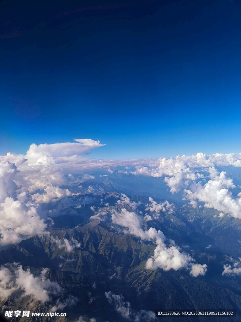 高空俯瞰壮丽云海山脉