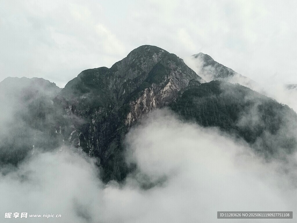 云雾缭绕中的巍峨山峰