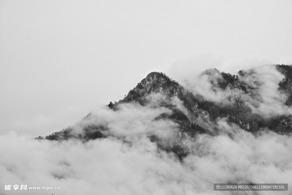 云雾缭绕的巍峨山峰