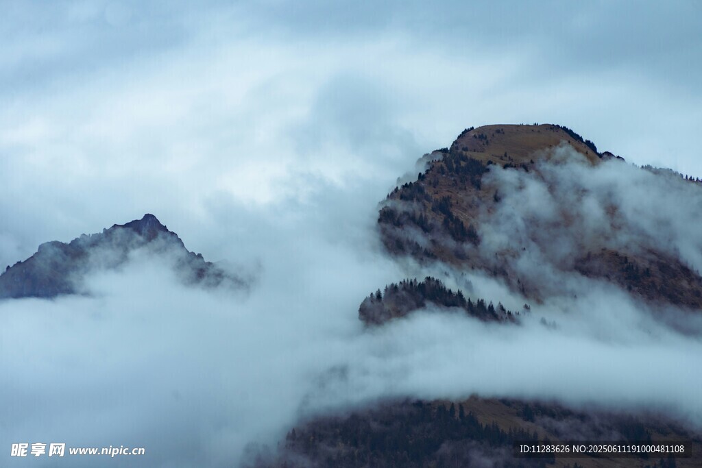 云雾缭绕的巍峨山峰
