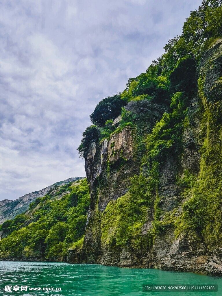 青山绿水间的秀丽峡谷