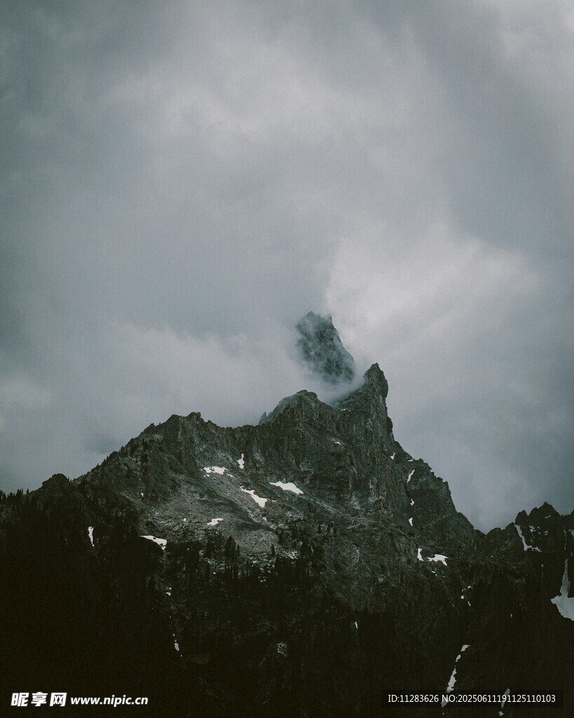 云雾缭绕的巍峨山峰