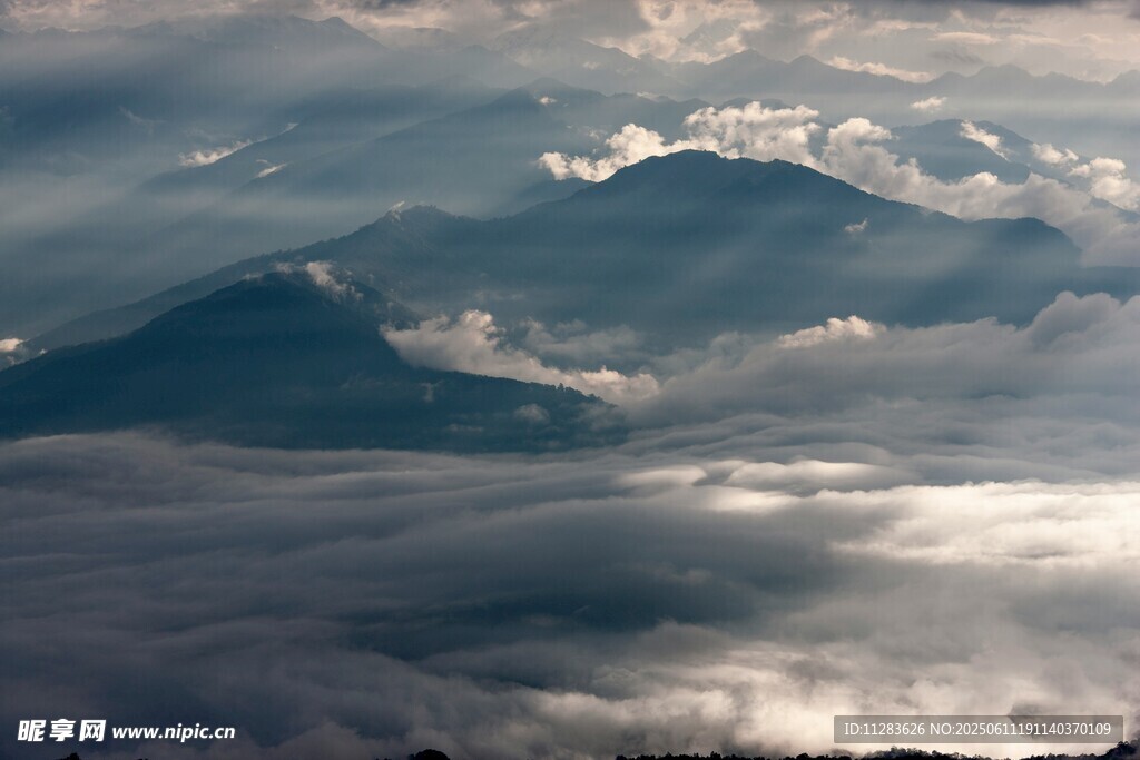 云海中的山峦壮丽景观