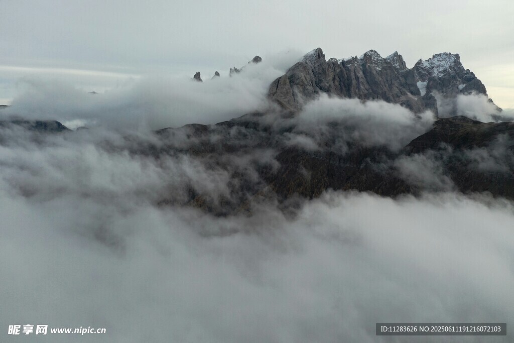 云雾缭绕的巍峨山峰