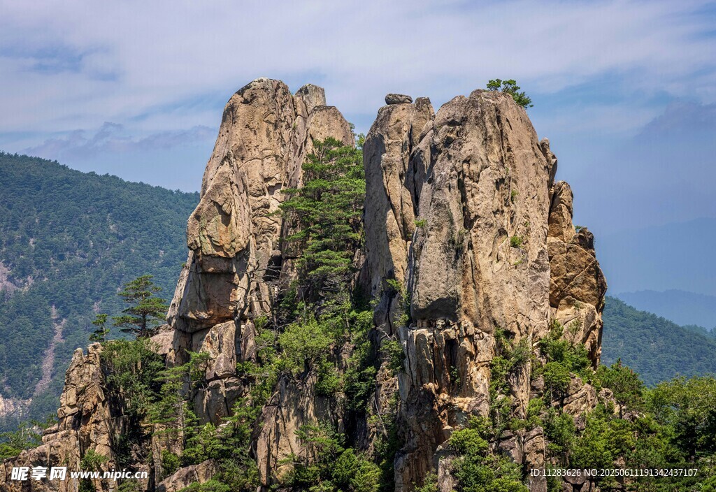 巍峨奇峰屹立山间