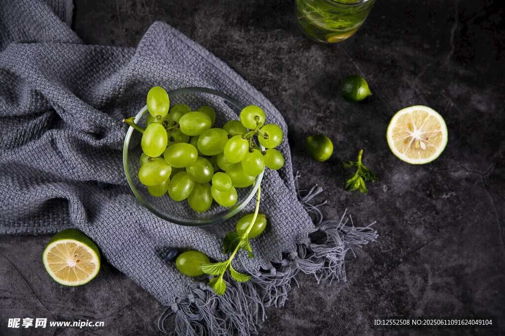 灰布上的青葡萄与柠檬片