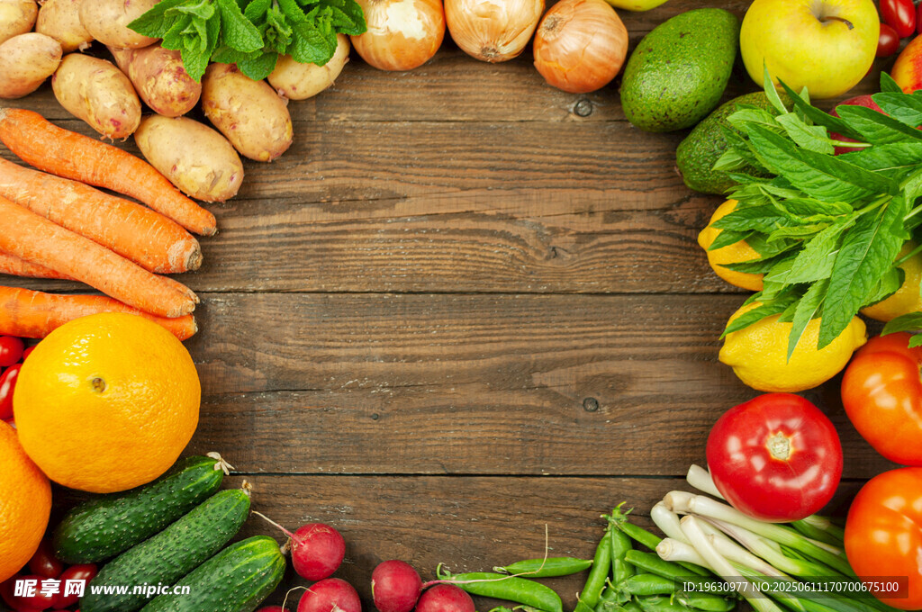 多彩蔬菜环绕的木质背景