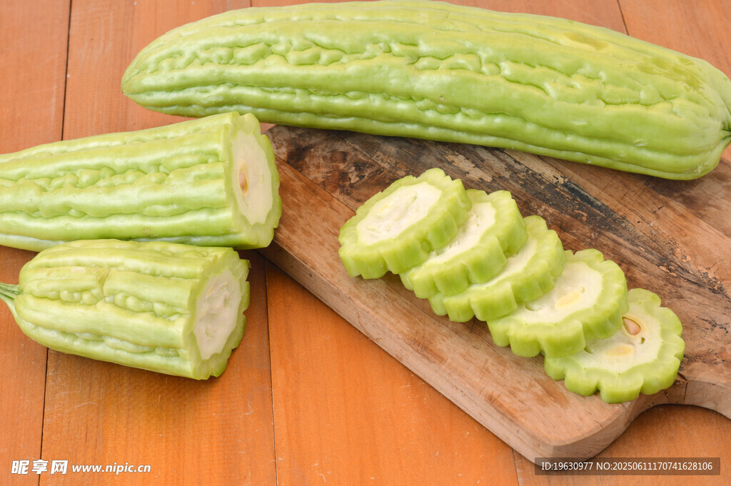 新鲜苦瓜切片展示