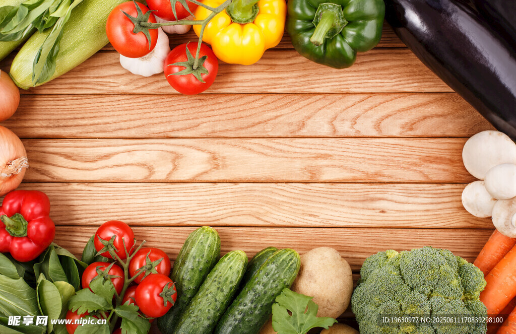 多彩新鲜蔬菜摆于木桌