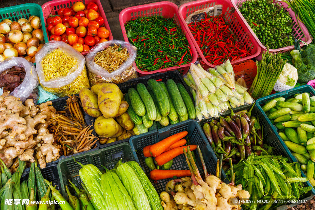 新鲜多样的蔬菜与调料