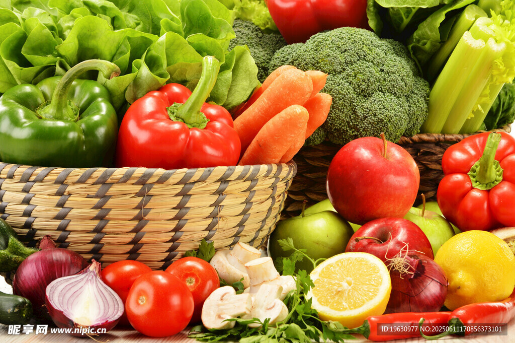 装满多彩蔬菜的田园篮子