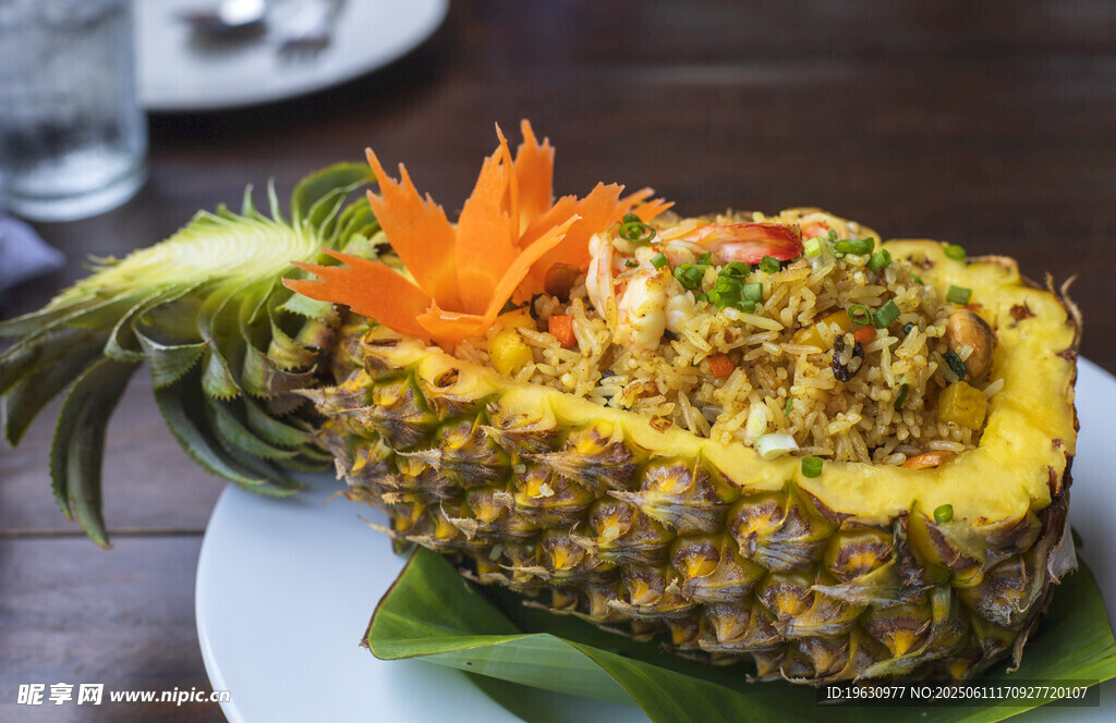 菠萝盛装美味炒饭