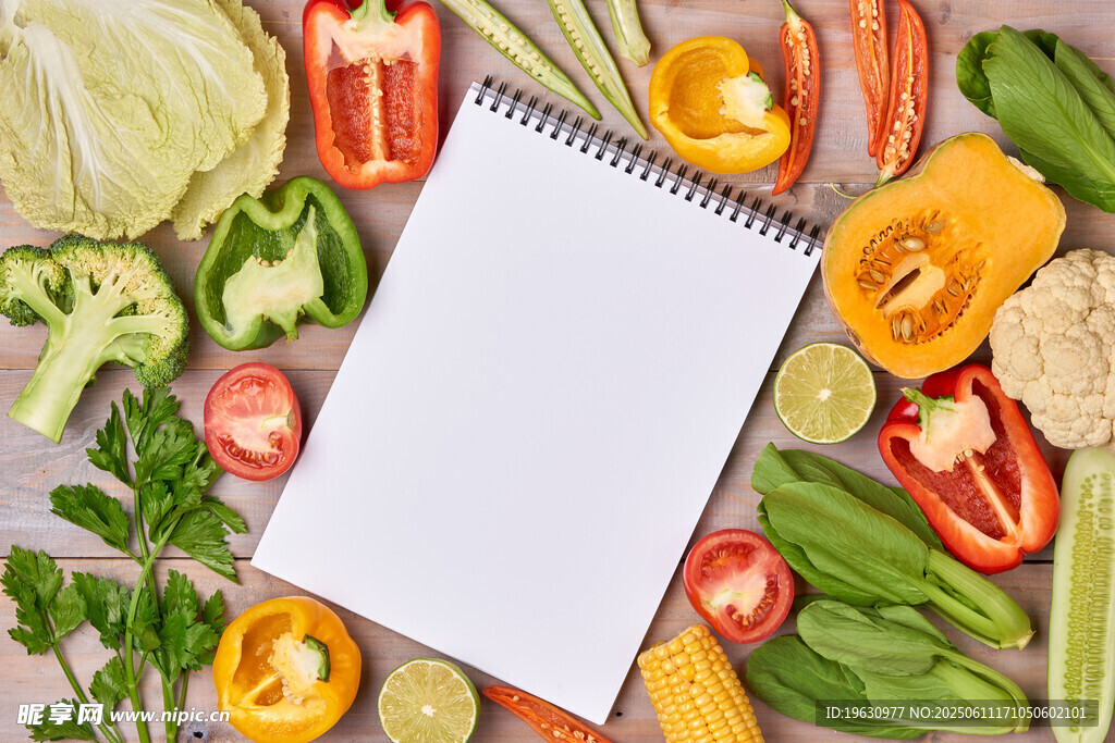 蔬菜环绕的空白笔记本