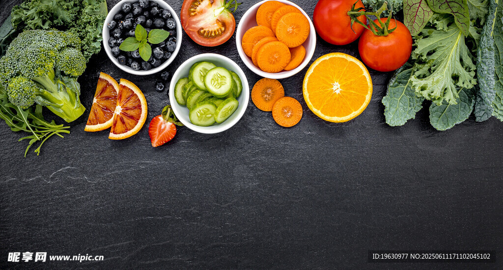 多彩新鲜蔬菜与水果拼盘