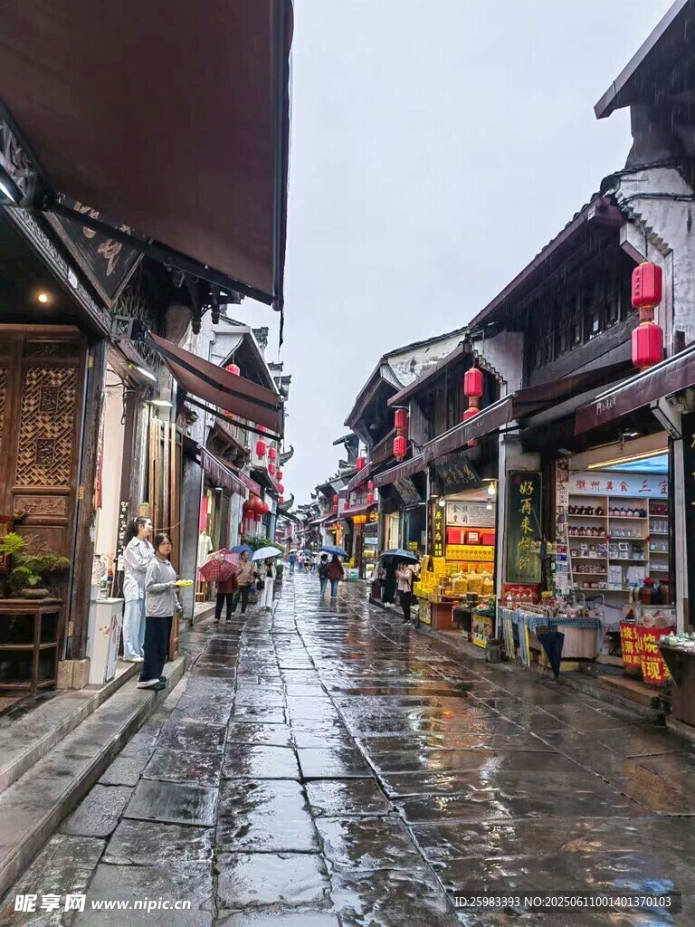 雨中老街