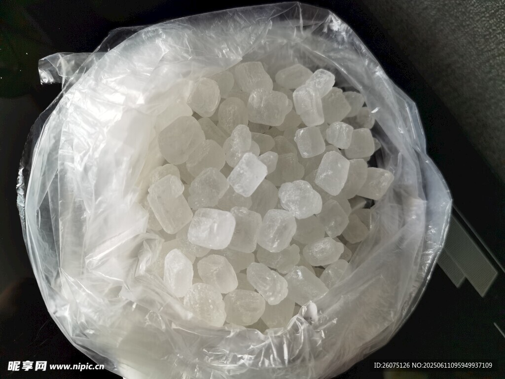 一袋晶莹剔透的冰糖