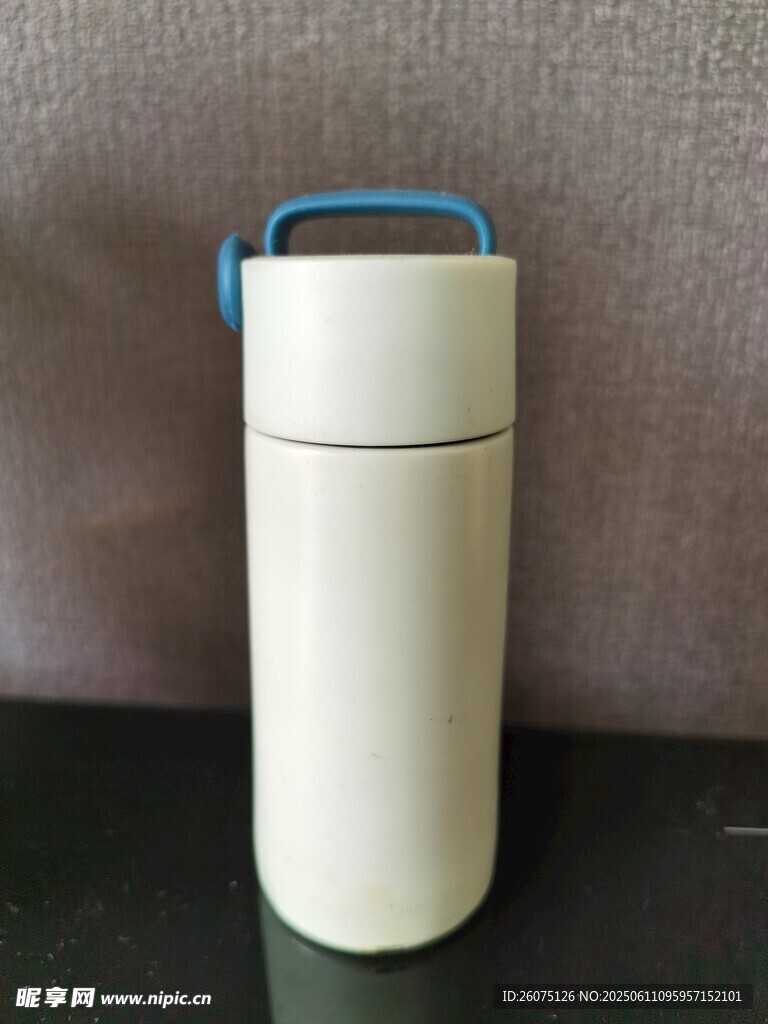 简约白色带蓝盖保温杯