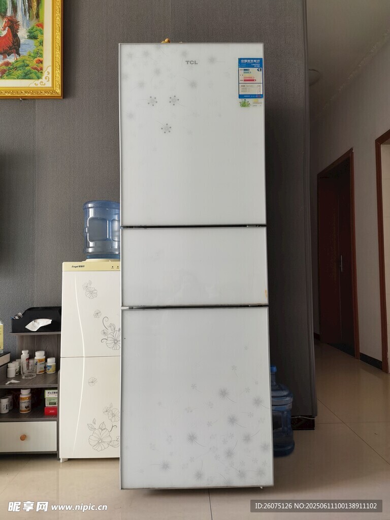 家用三门白色节能冰箱