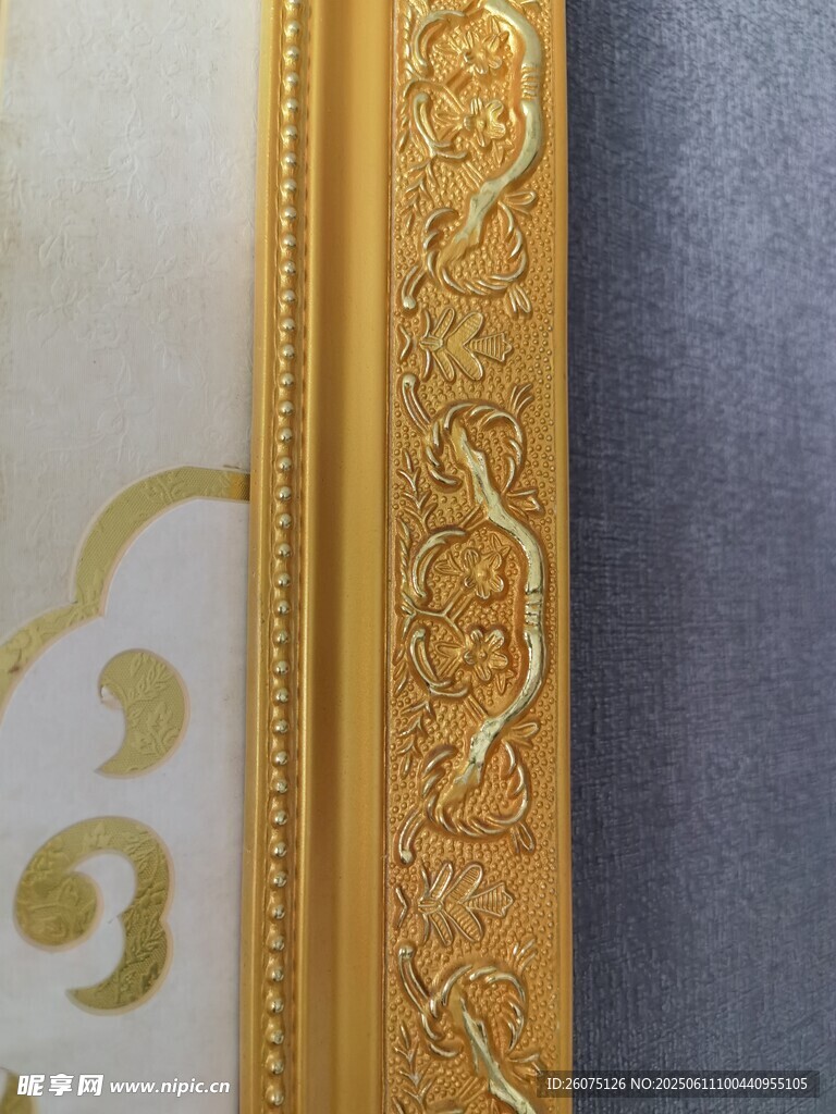 金色雕花边框装饰细节