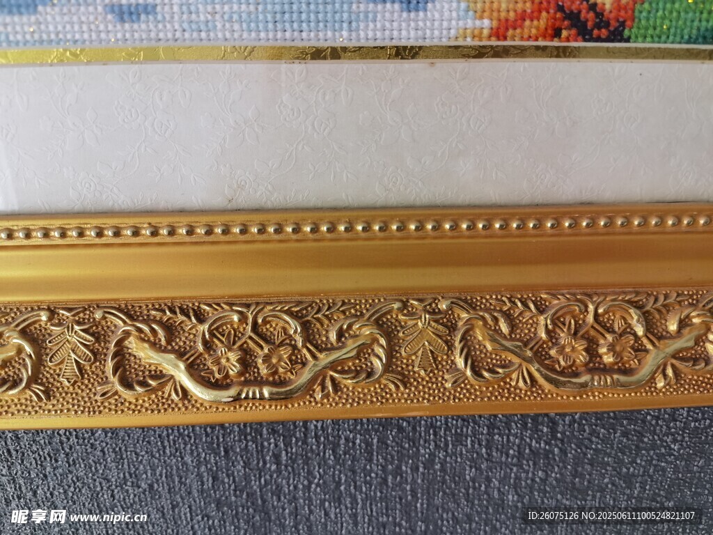 金色雕花装饰条细节展示