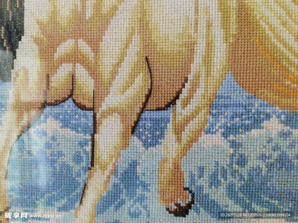 奔腾骏马于海浪之上