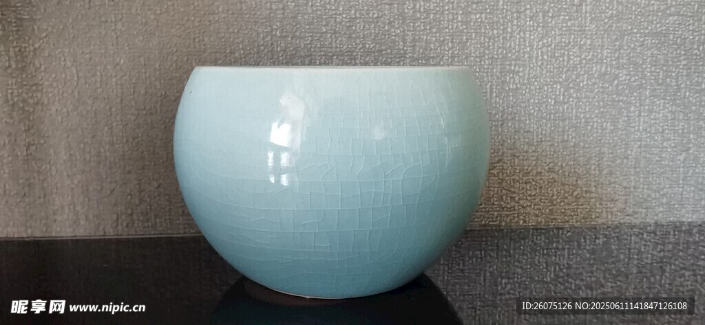 浅蓝色陶瓷碗