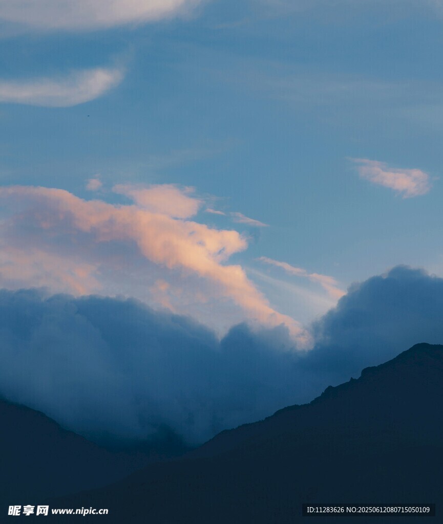 山间云霞美景