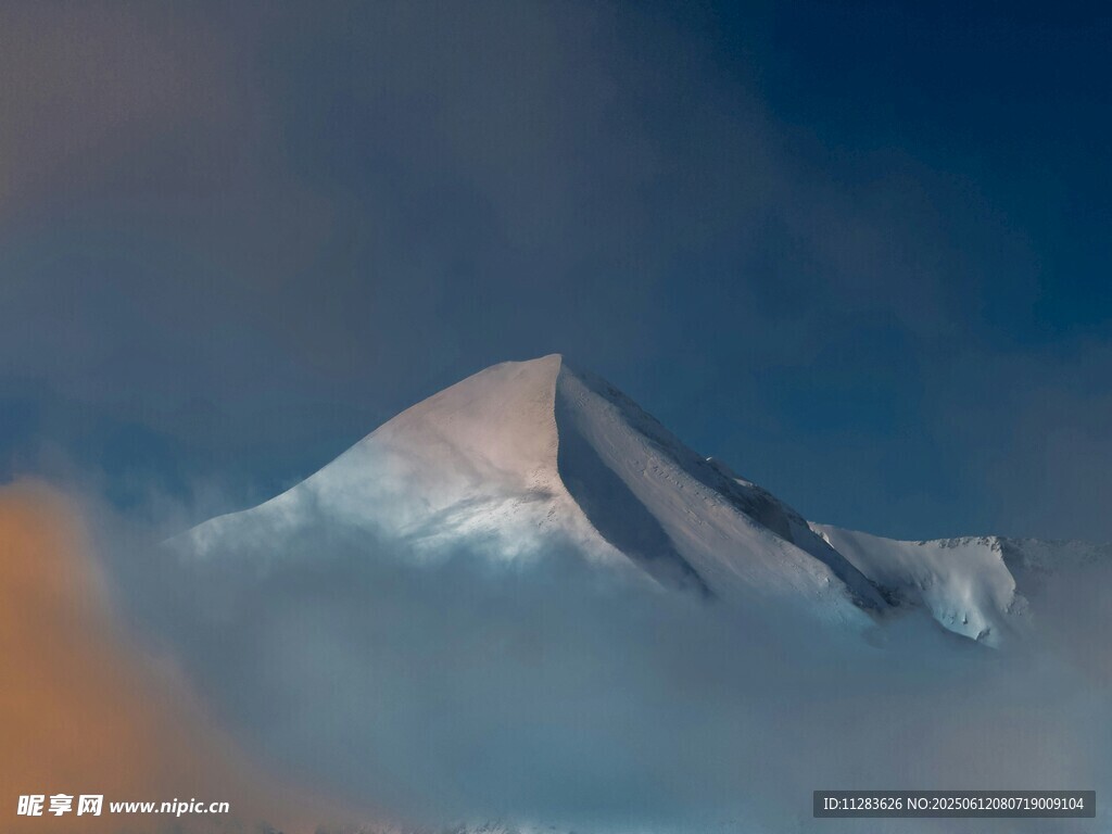 云端雪山美景