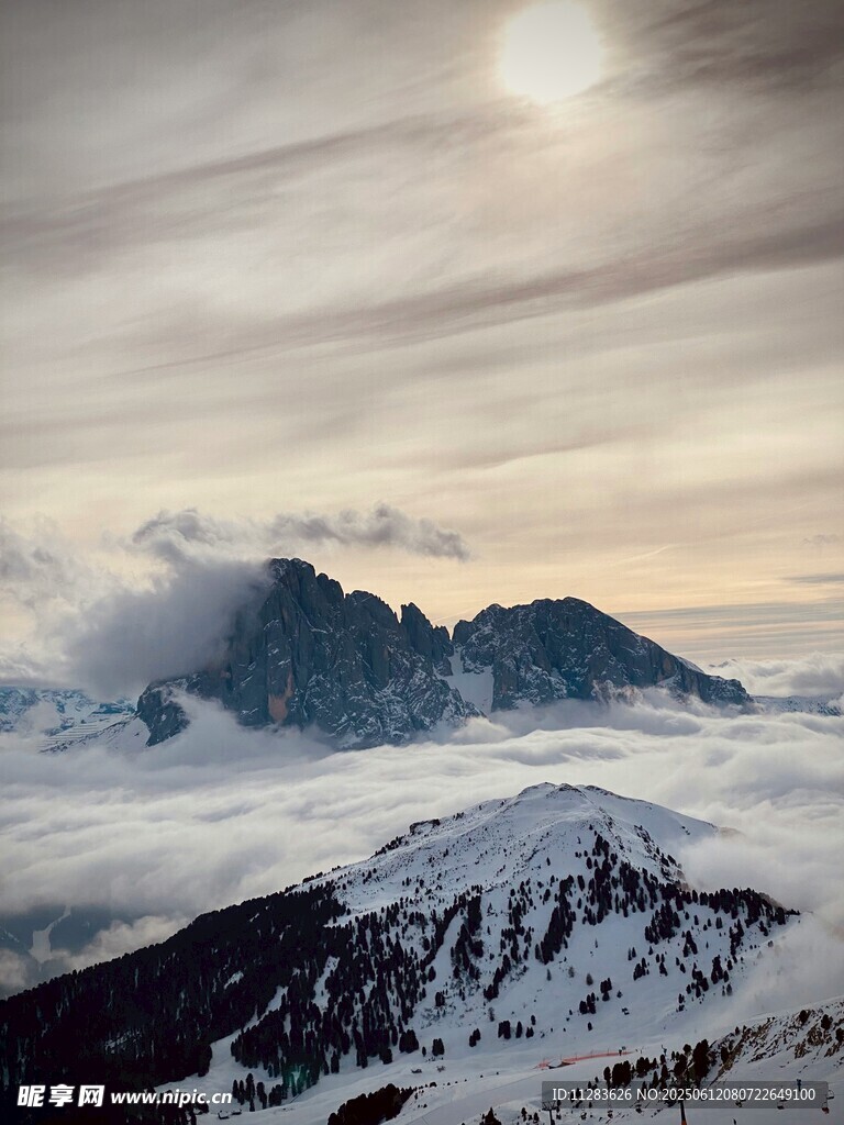 雪山云海间的壮丽日出