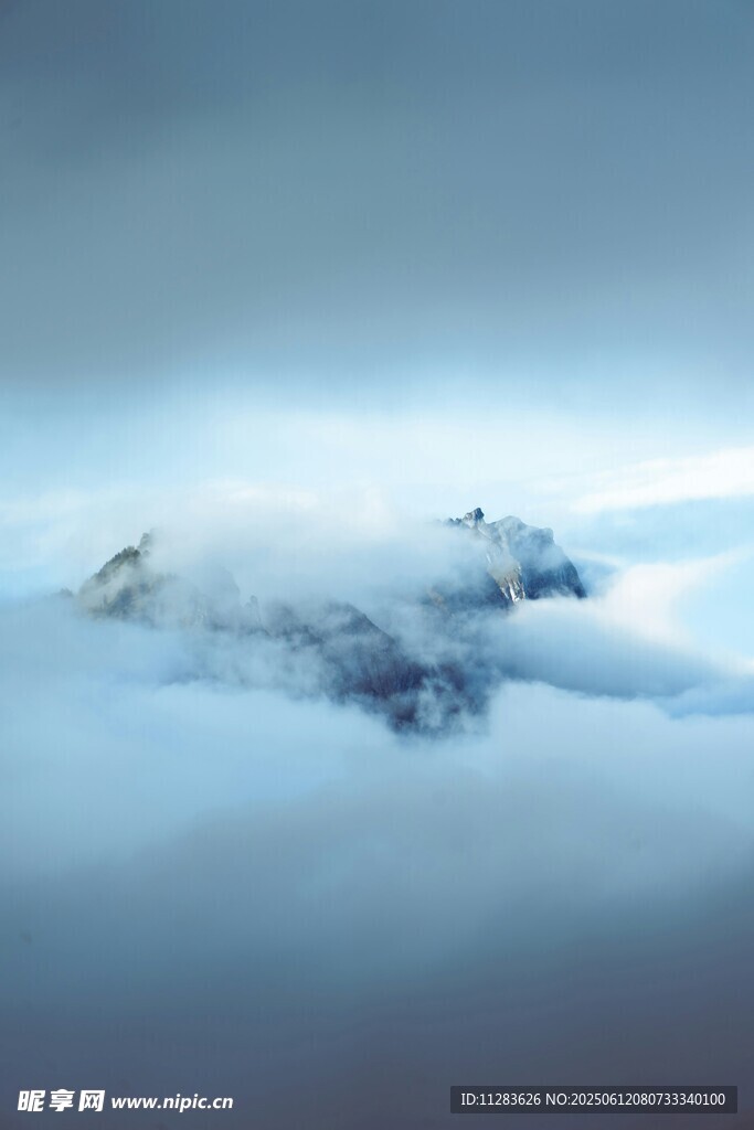 云海中的巍峨雪山