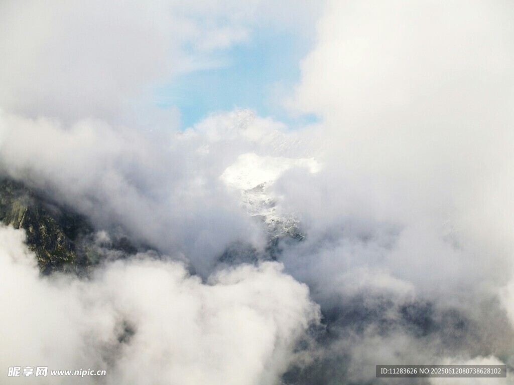 云海中的山峦美景