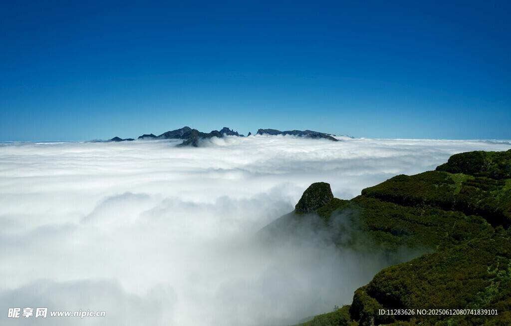云海中的山峦美景