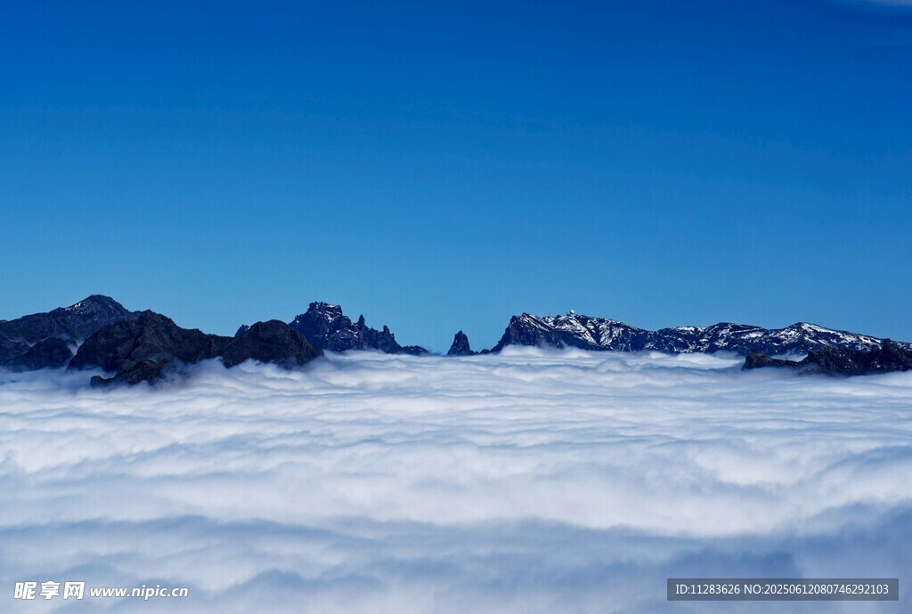 云海之上的壮丽山景