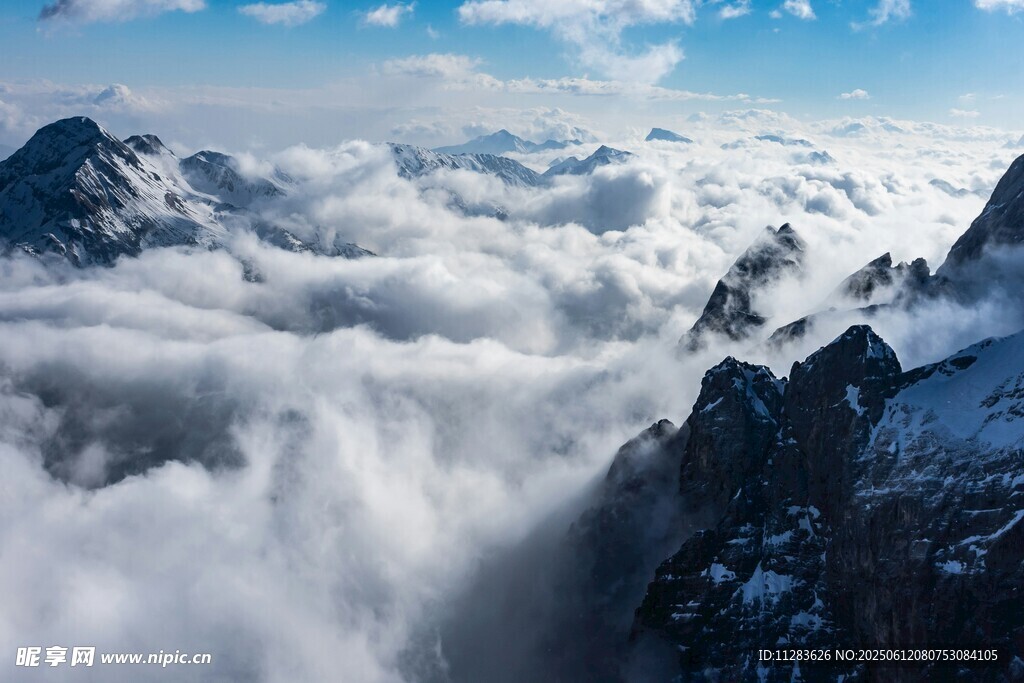 云海环绕的壮丽山峰